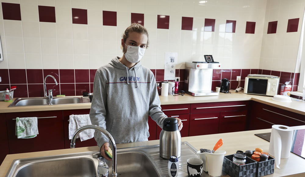 Lucas, 18 ans, aidant à domicile dans un secteur sans travailleur